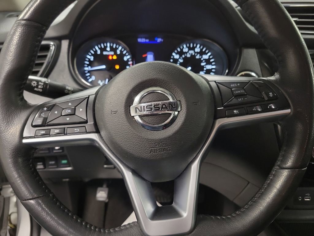 Used 2018 Nissan Rogue SV w/ Premium Package image 19