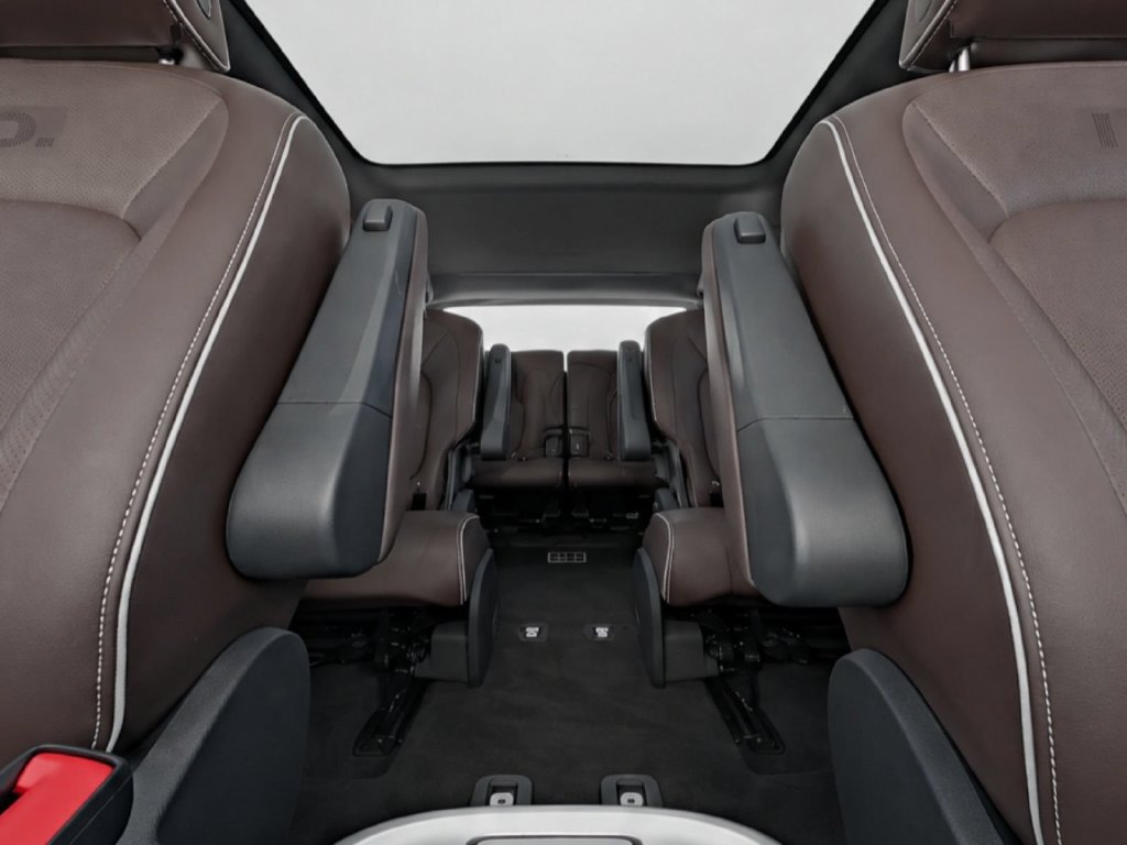 Certified 2025 Volkswagen ID. Buzz Pro S Plus AWD/4WD image 25
