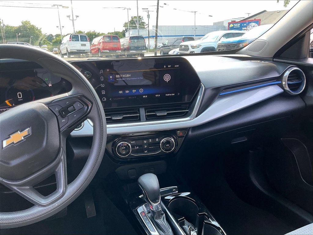 Used 2024 Chevrolet Trax LT FWD image 18