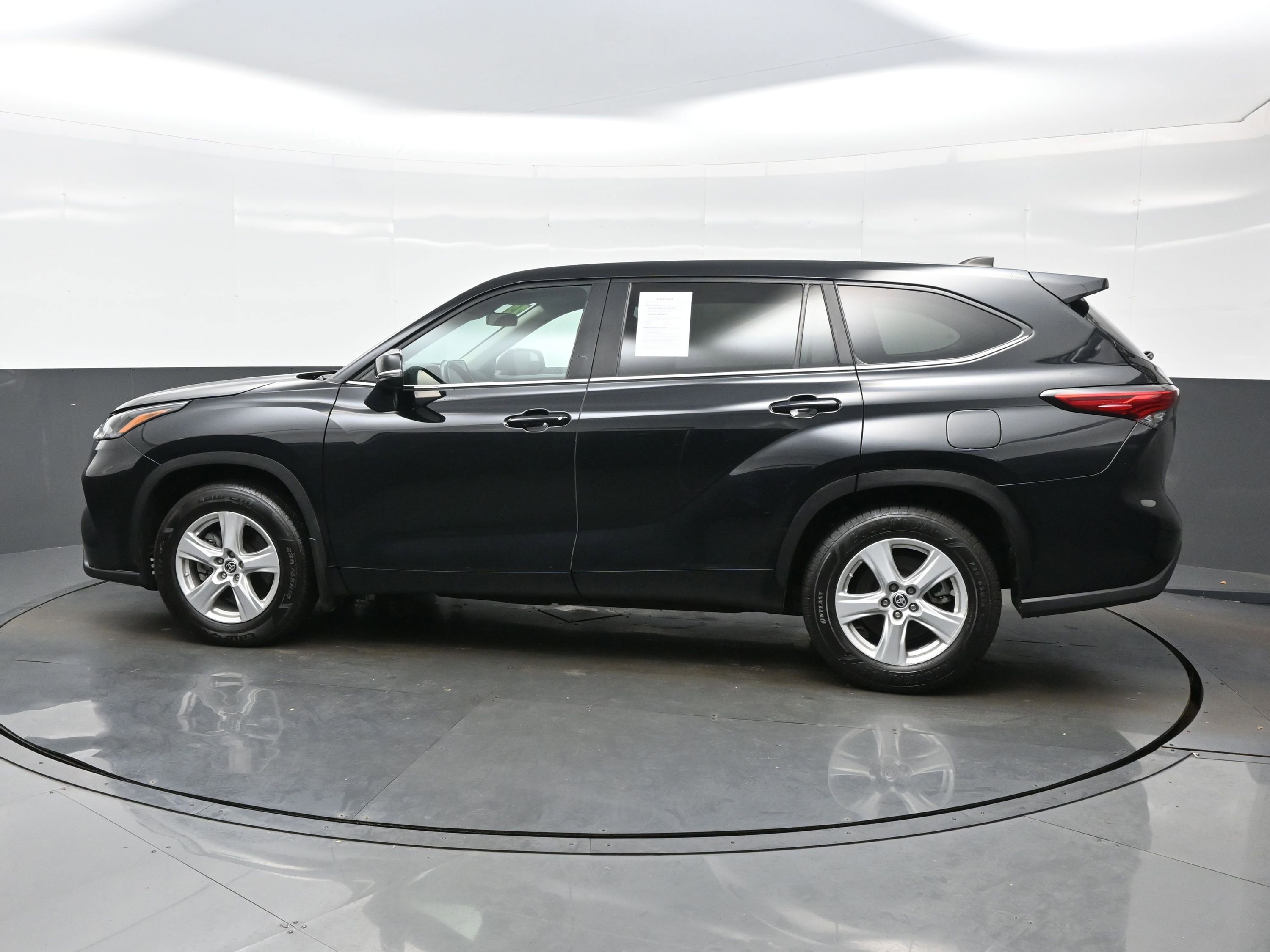 Used 2023 Toyota Highlander LE AWD/4WD image 3