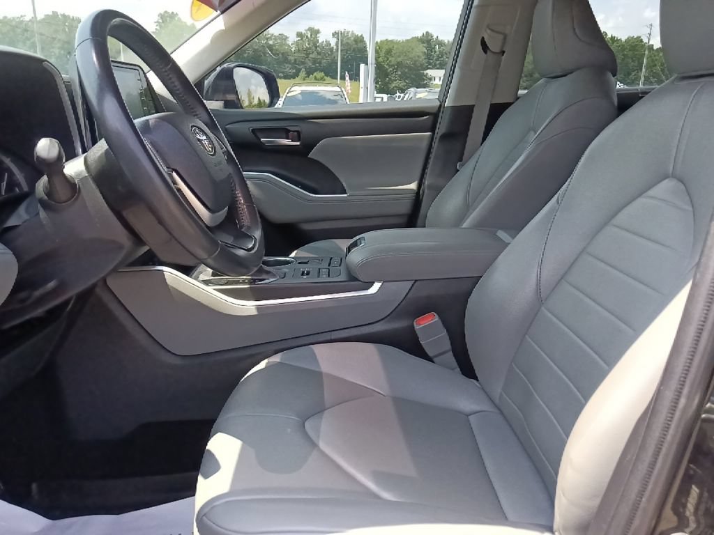 Used 2022 Toyota Highlander XLE AWD/4WD image 15