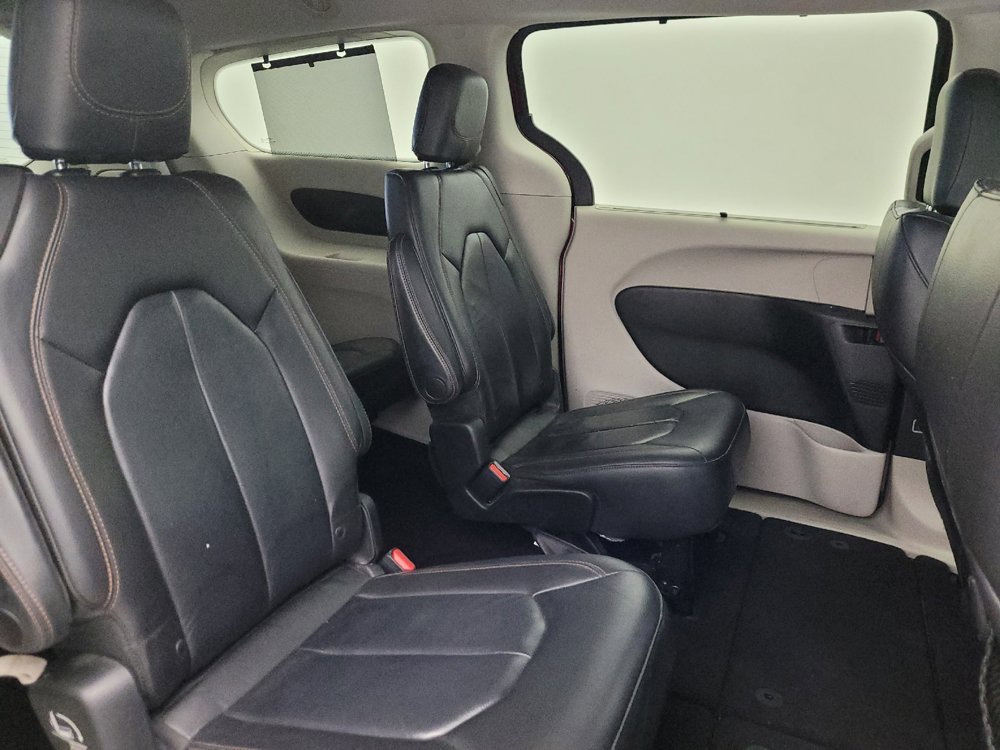 Used 2017 Chrysler Pacifica Touring-L w/ 13 Speaker Alpine Sound Group FWD image 19