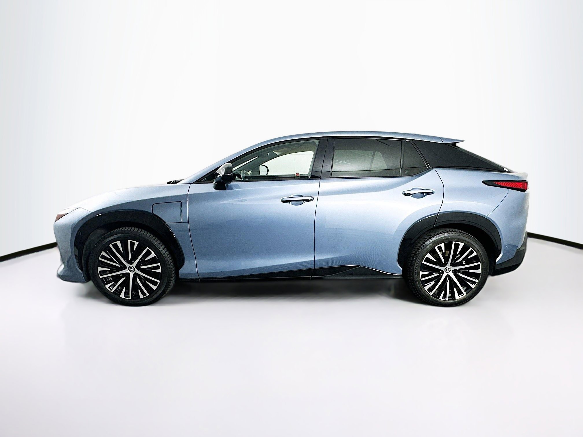 Used 2023 Lexus RZ 450e Premium w/ Accessory Package (2T) image 4