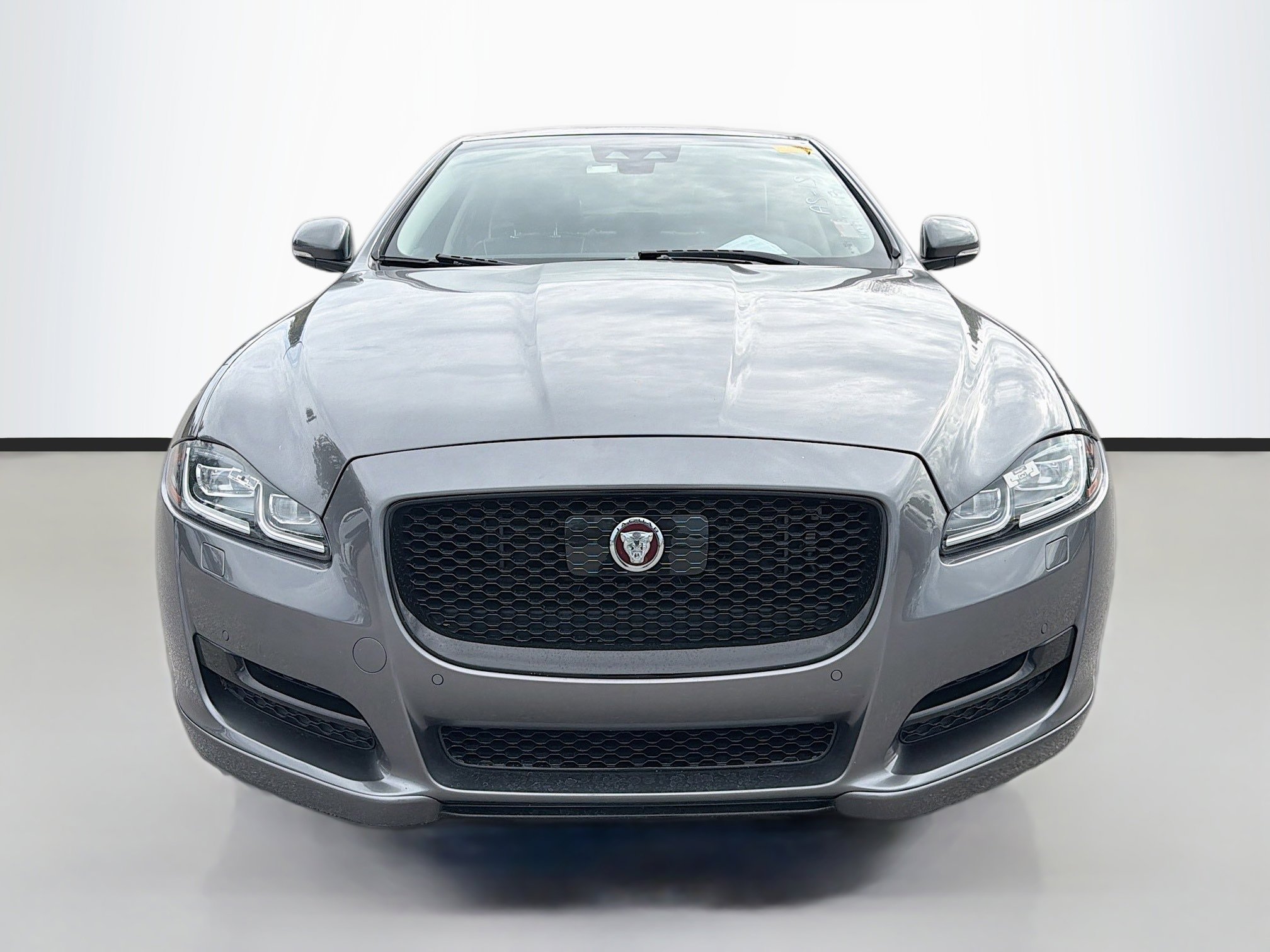 Used 2019 Jaguar XJ R-Sport image 8