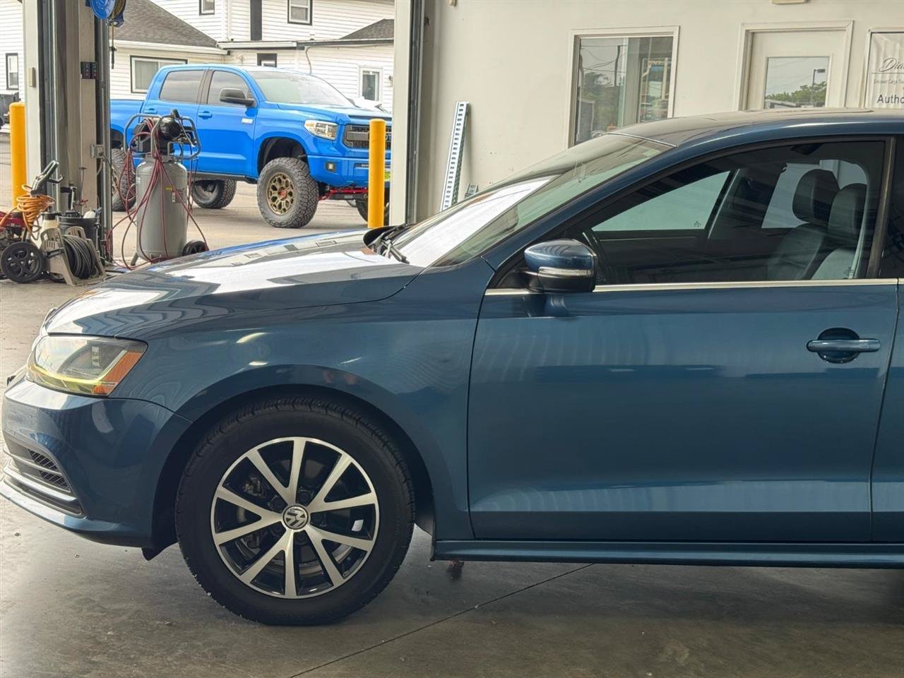 Used 2017 Volkswagen Jetta SE FWD image 35