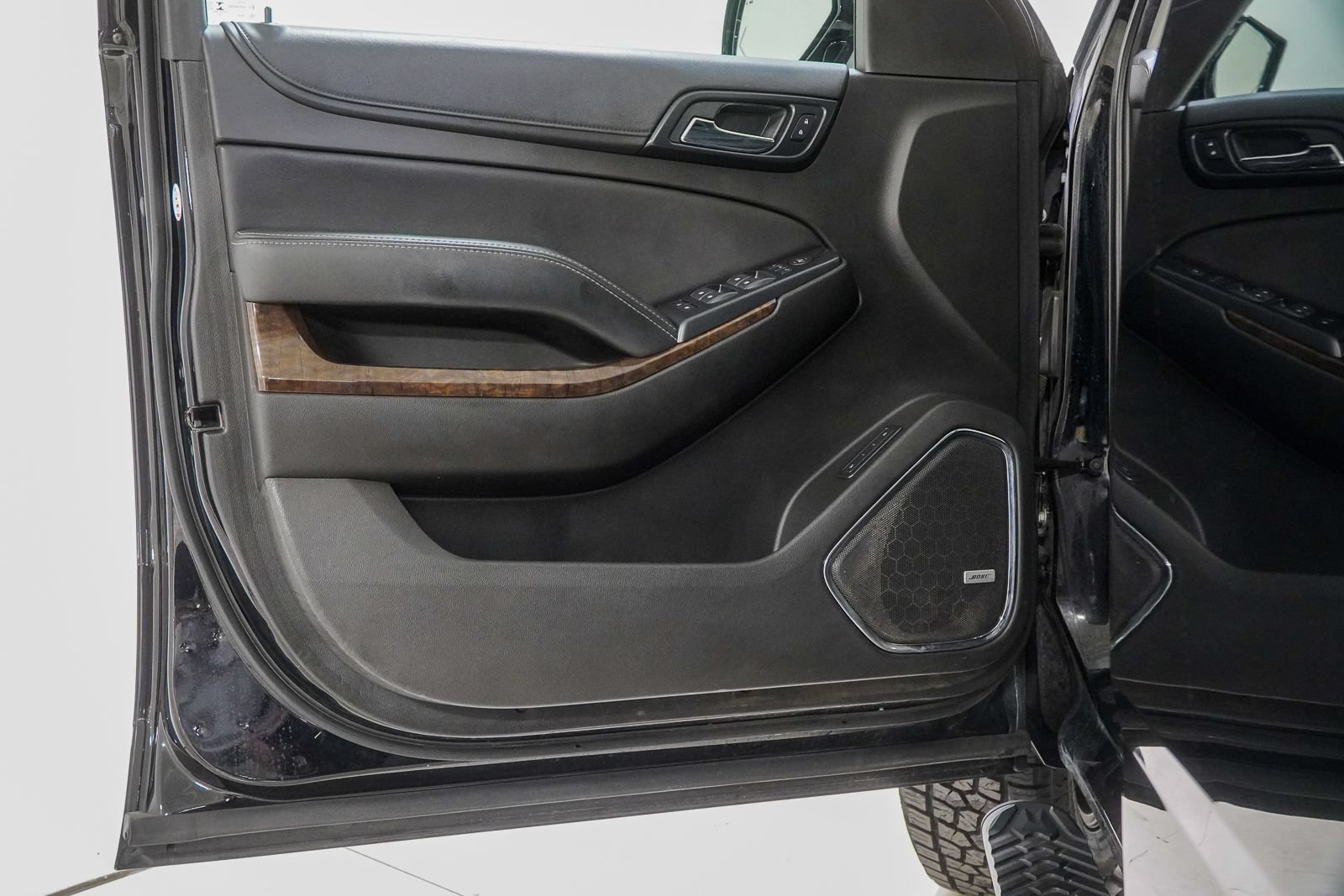 Used 2019 Chevrolet Tahoe LT w/ Luxury Package AWD/4WD image 19