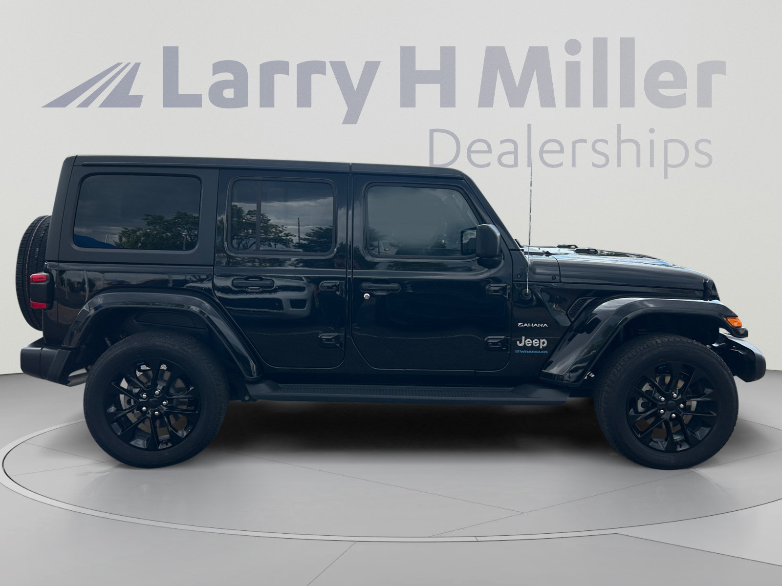 Used 2023 Jeep Wrangler Unlimited Sahara w/ Cold Weather Group AWD/4WD image 6