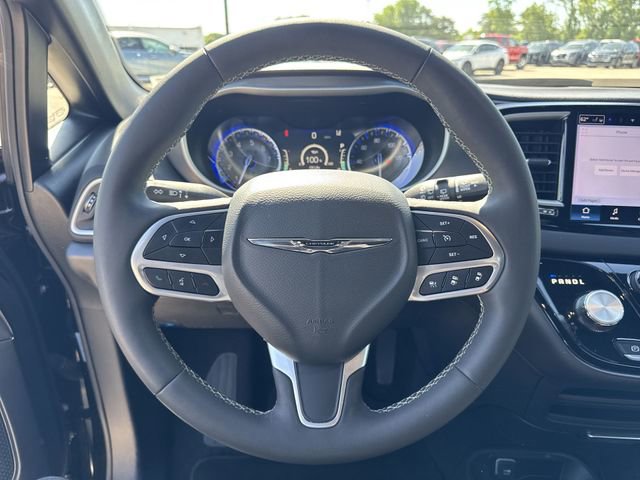 Used 2025 Chrysler Pacifica Select FWD image 11