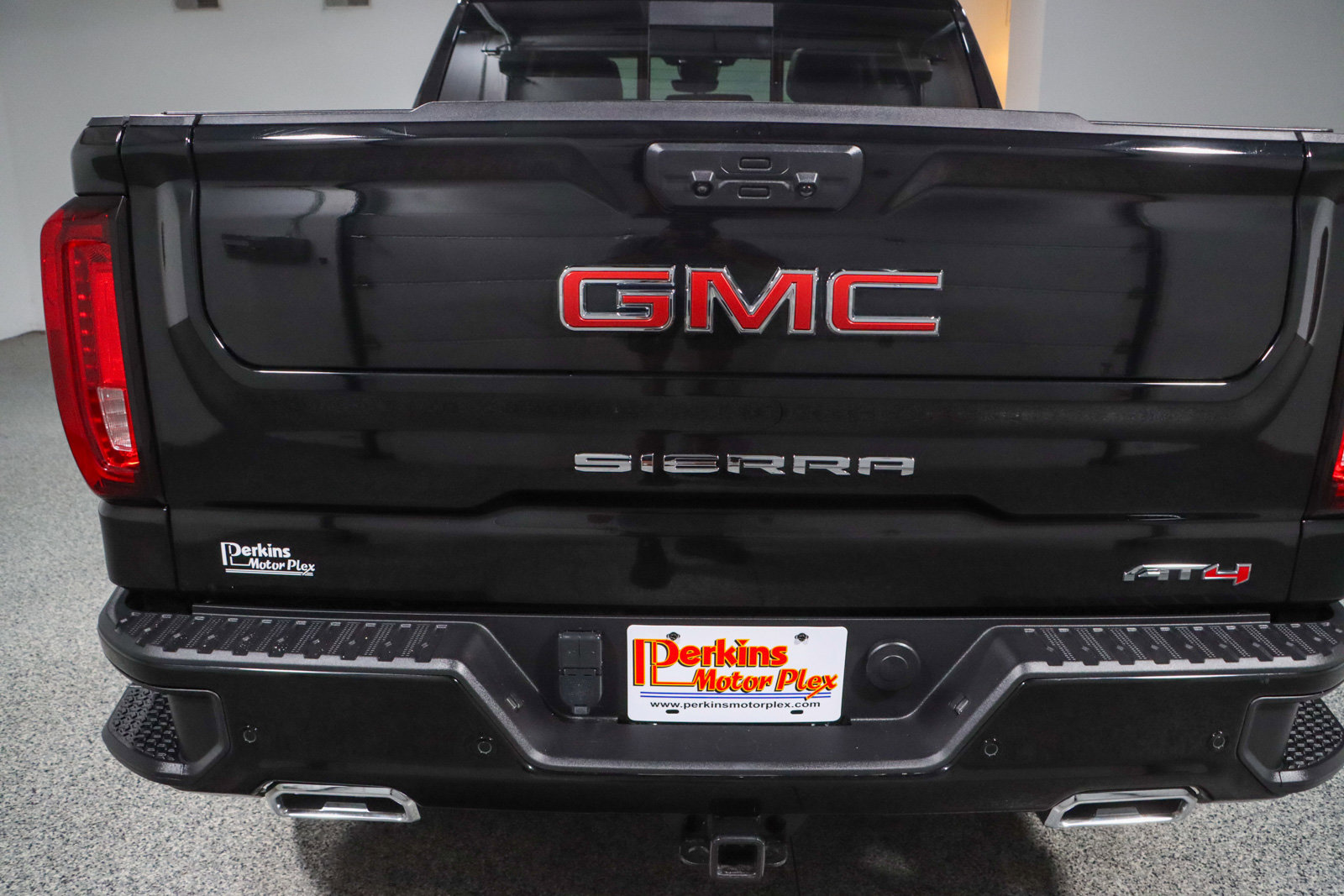 Used 2024 GMC Sierra 1500 AT4 w/ Technology Package AWD/4WD image 9