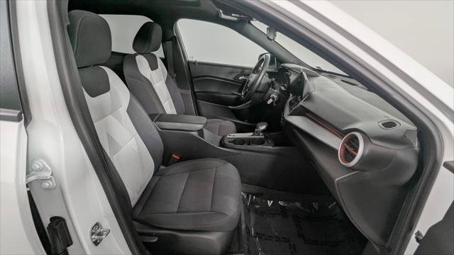 Used 2025 Chevrolet Trax RS w/ Sunroof Package FWD image 24
