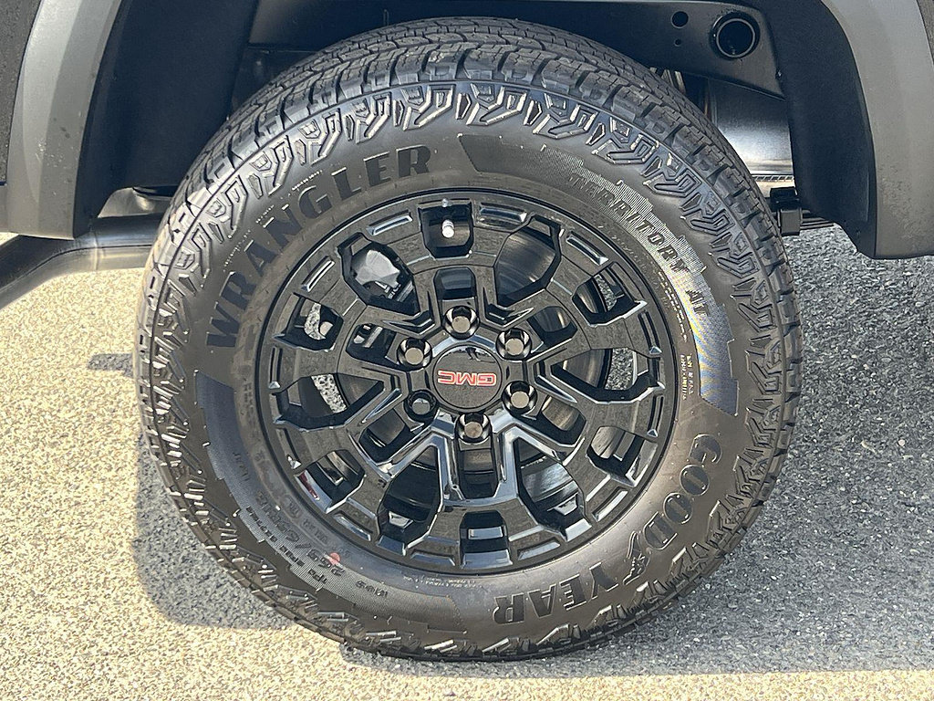 New 2026 GMC Canyon Elevation w/ LPO, Black Badging Package RWD image 31
