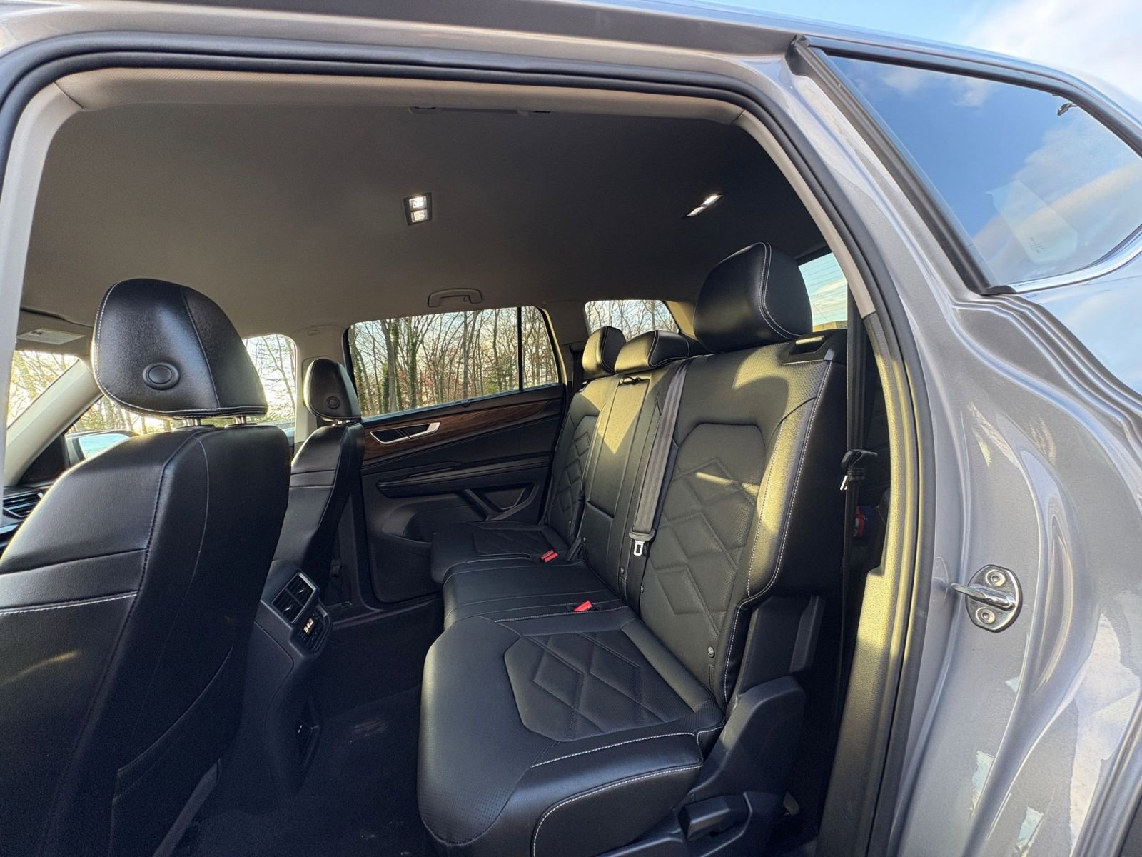 Used 2025 Volkswagen Atlas SE image 21