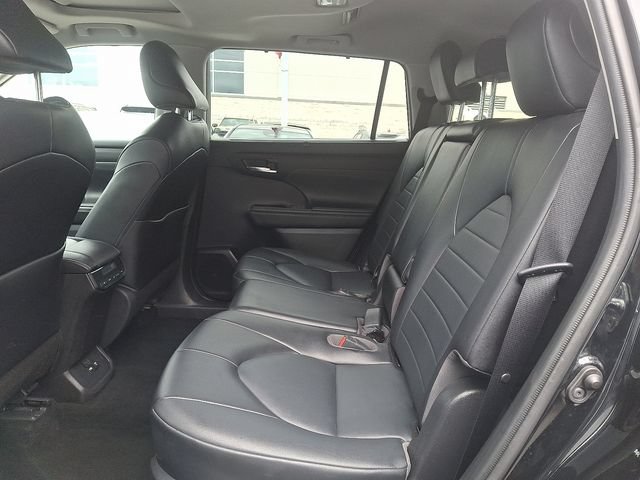 Used 2021 Toyota Highlander XLE AWD/4WD image 10