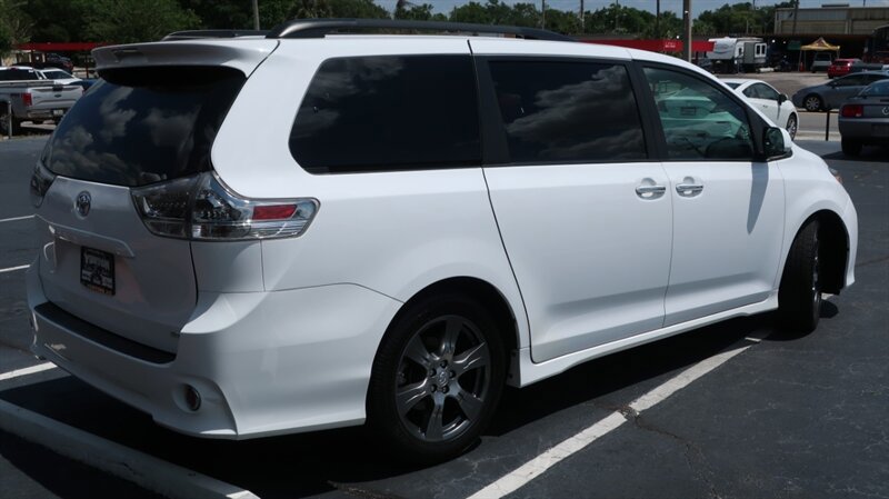 Used 2017 Toyota Sienna SE Premium FWD image 7