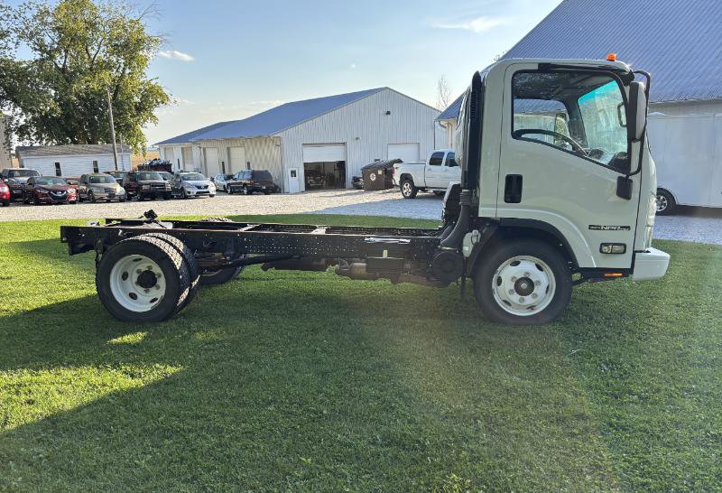 Used 2019 Isuzu NPR image 9