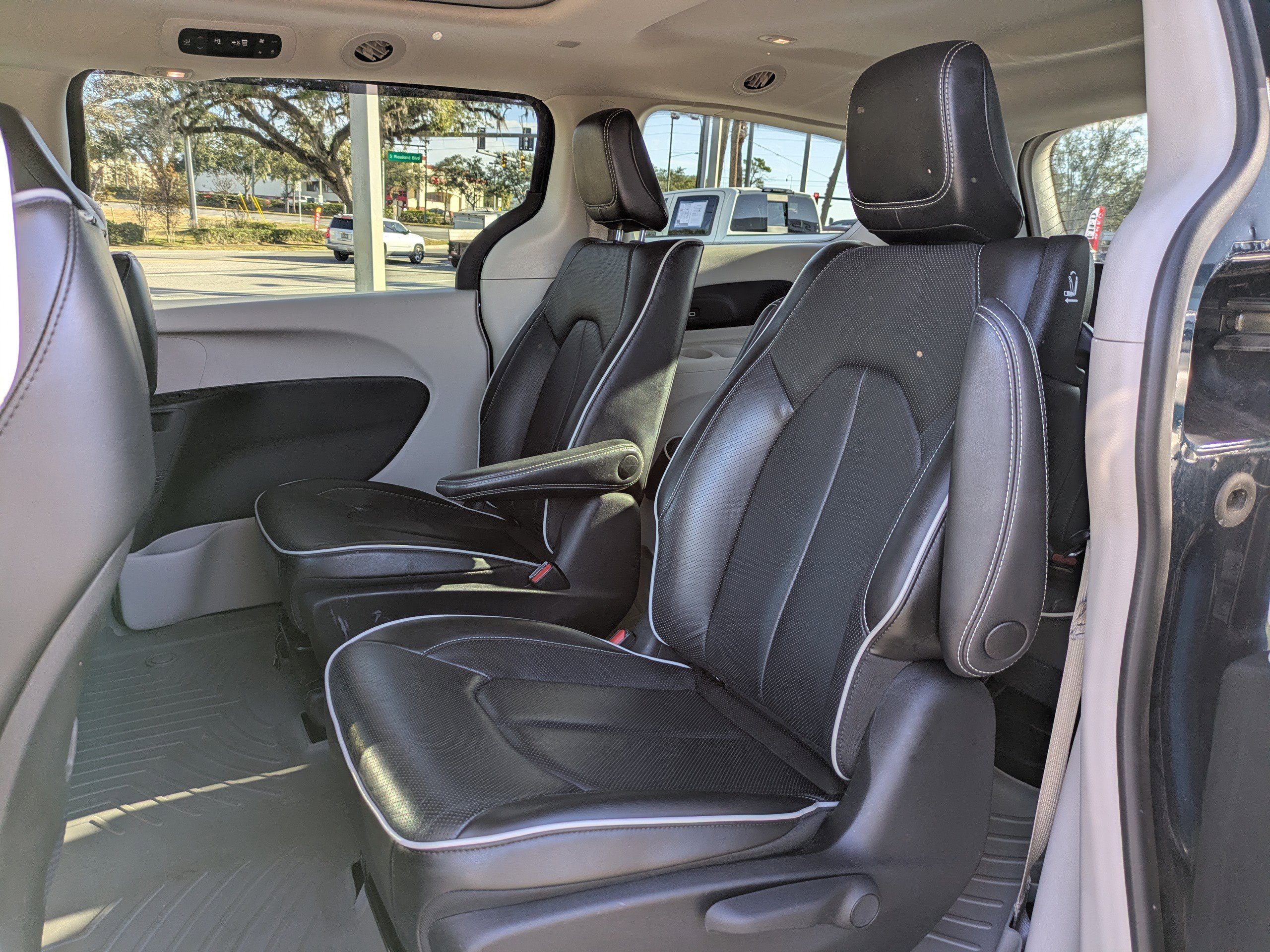 Used 2023 Chrysler Pacifica Limited image 14