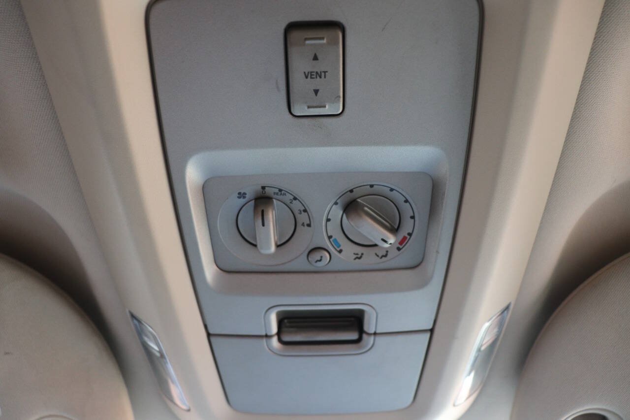 Used 2006 Lincoln Navigator Luxury RWD image 26