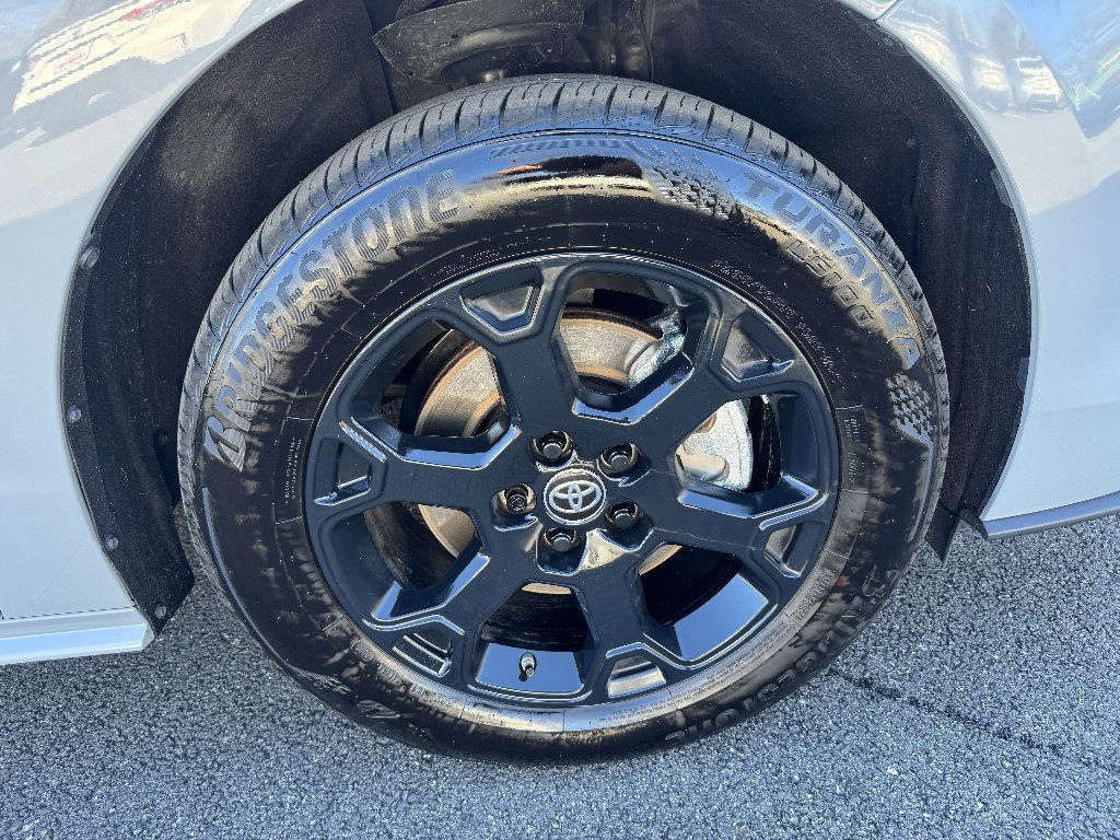 Used 2025 Toyota Sienna XLE Woodland Edition image 32