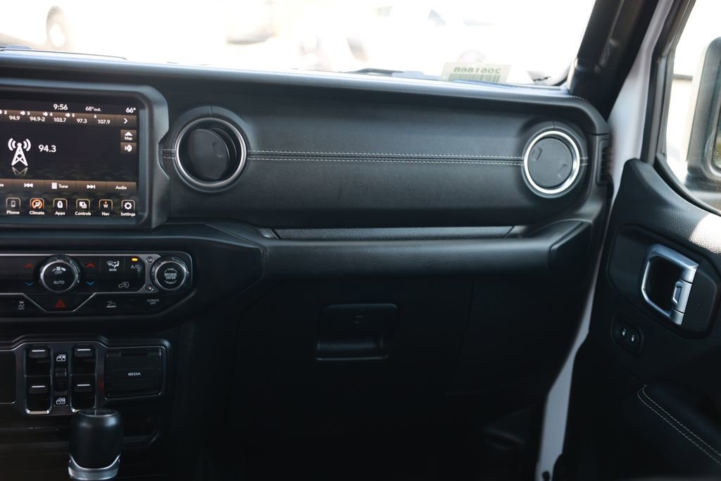 Used 2022 Jeep Wrangler Unlimited Sahara AWD/4WD image 31