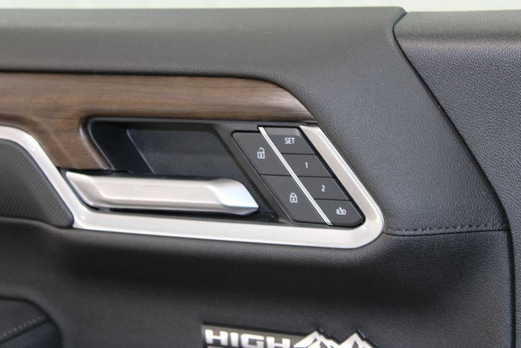 Used 2025 Chevrolet Silverado 1500 High Country w/ High Country Premium Package AWD/4WD image 42