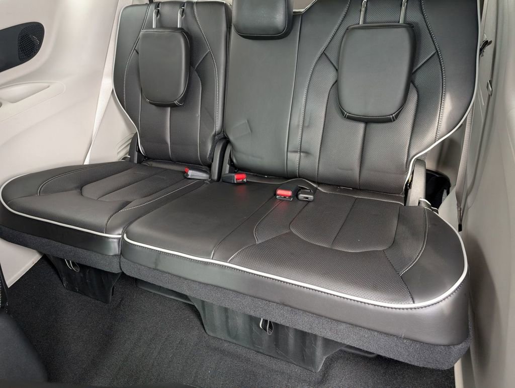 Used 2023 Chrysler Pacifica Limited image 41