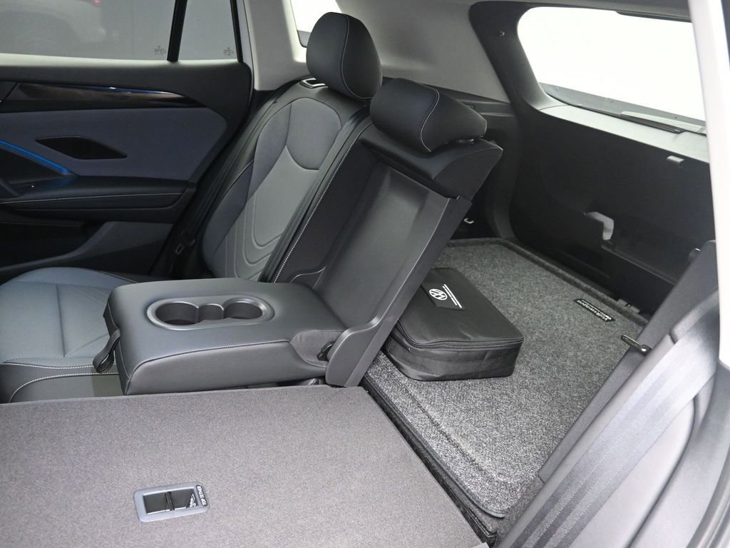 Used 2025 Volkswagen Tiguan SE image 21