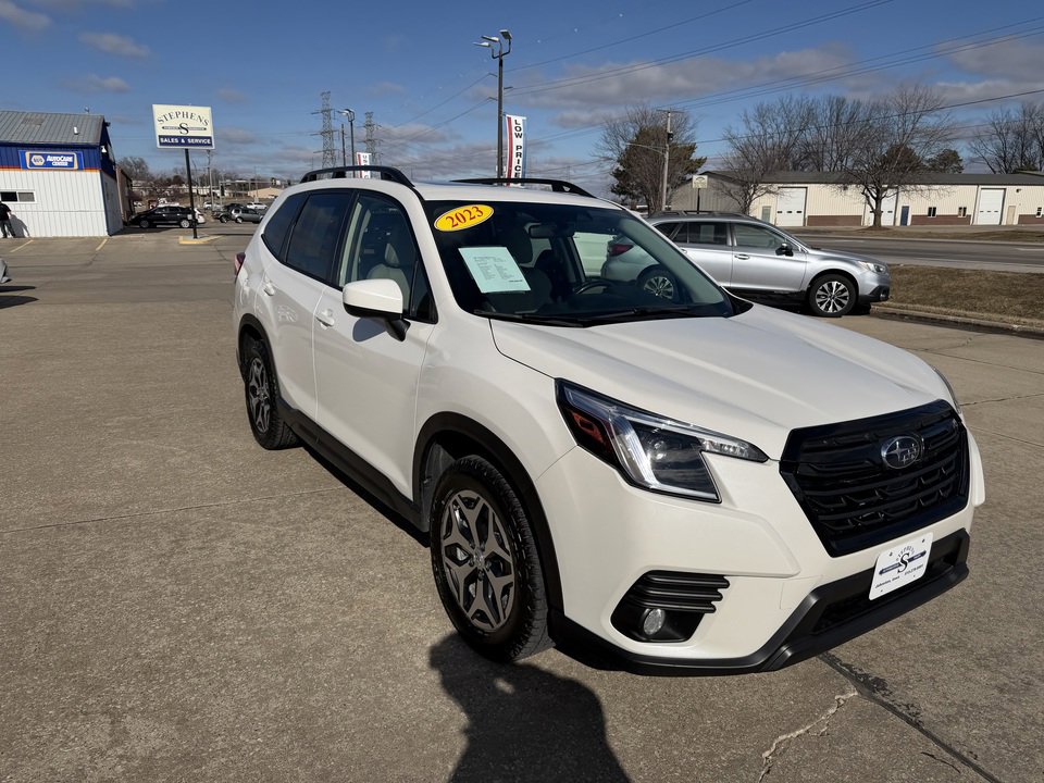Used 2023 Subaru Forester Premium image 3