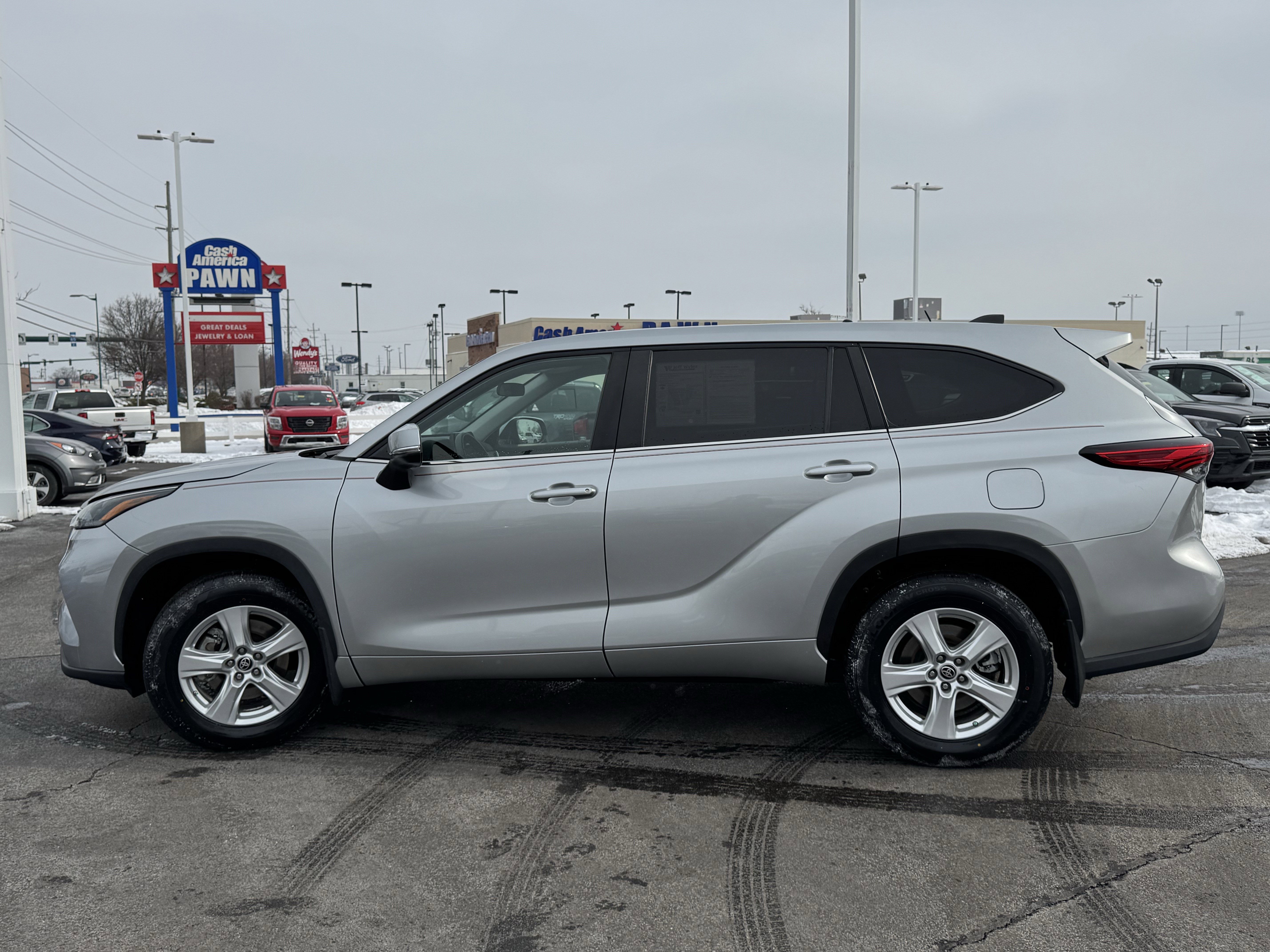 Used 2023 Toyota Highlander L image 15