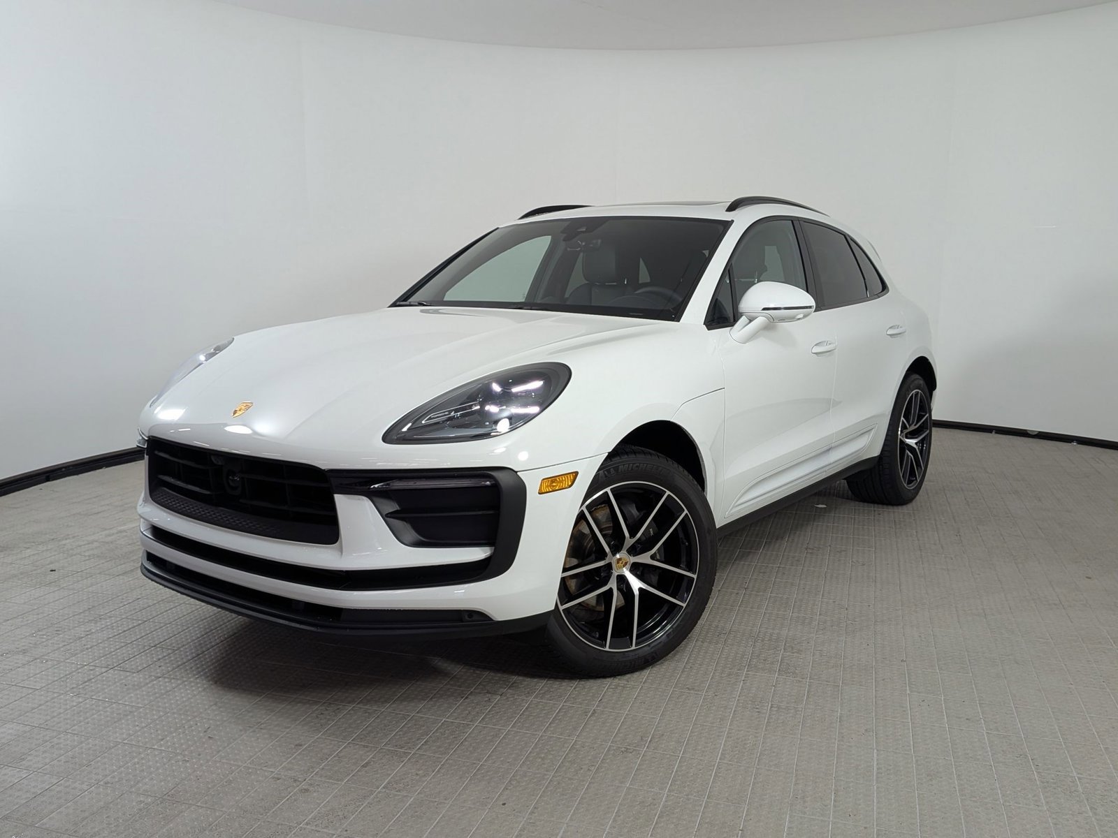 Certified 2025 Porsche Macan AWD/4WD image 1