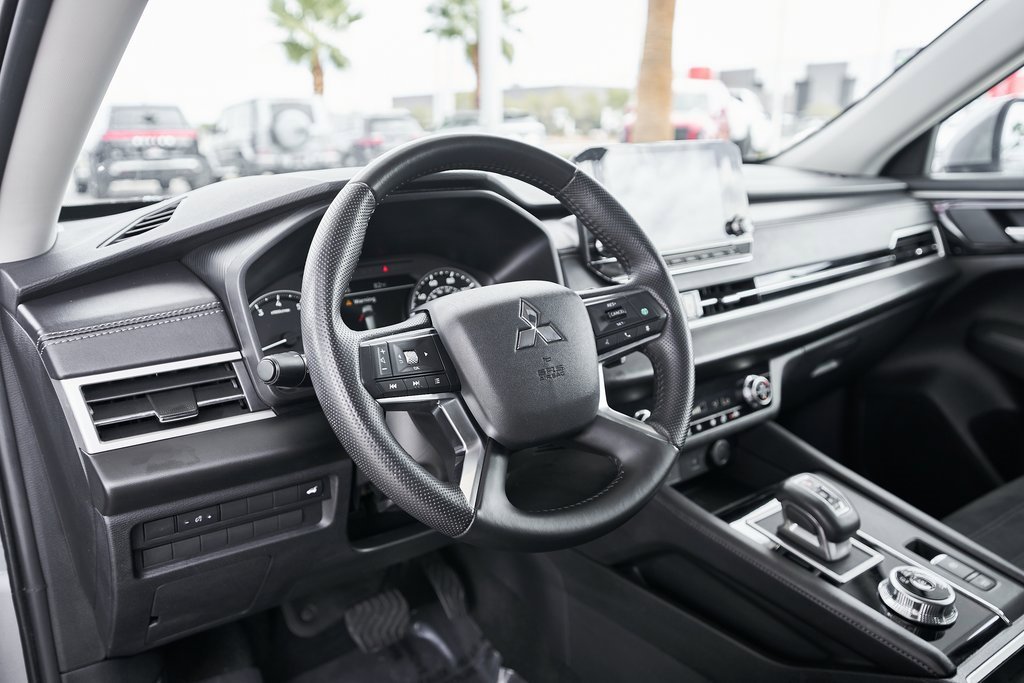 Used 2024 Mitsubishi Outlander SE image 23