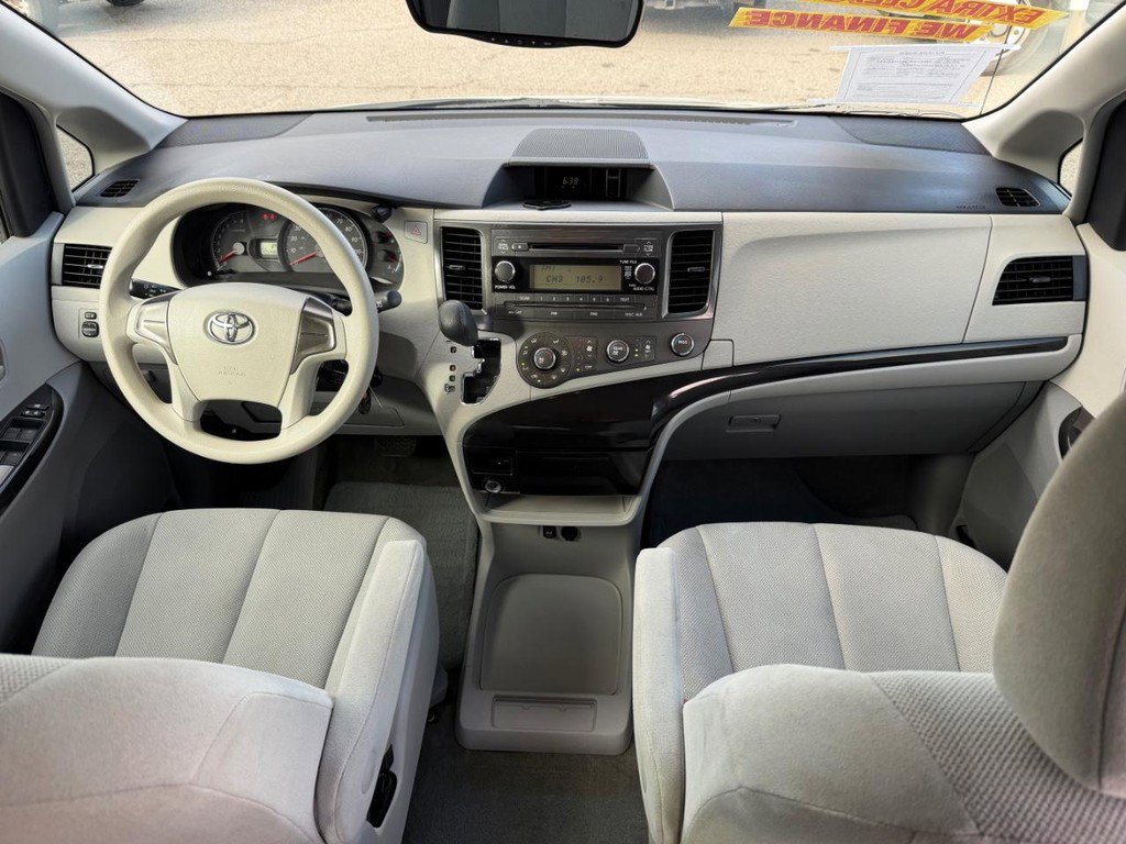 Used 2014 Toyota Sienna L image 23