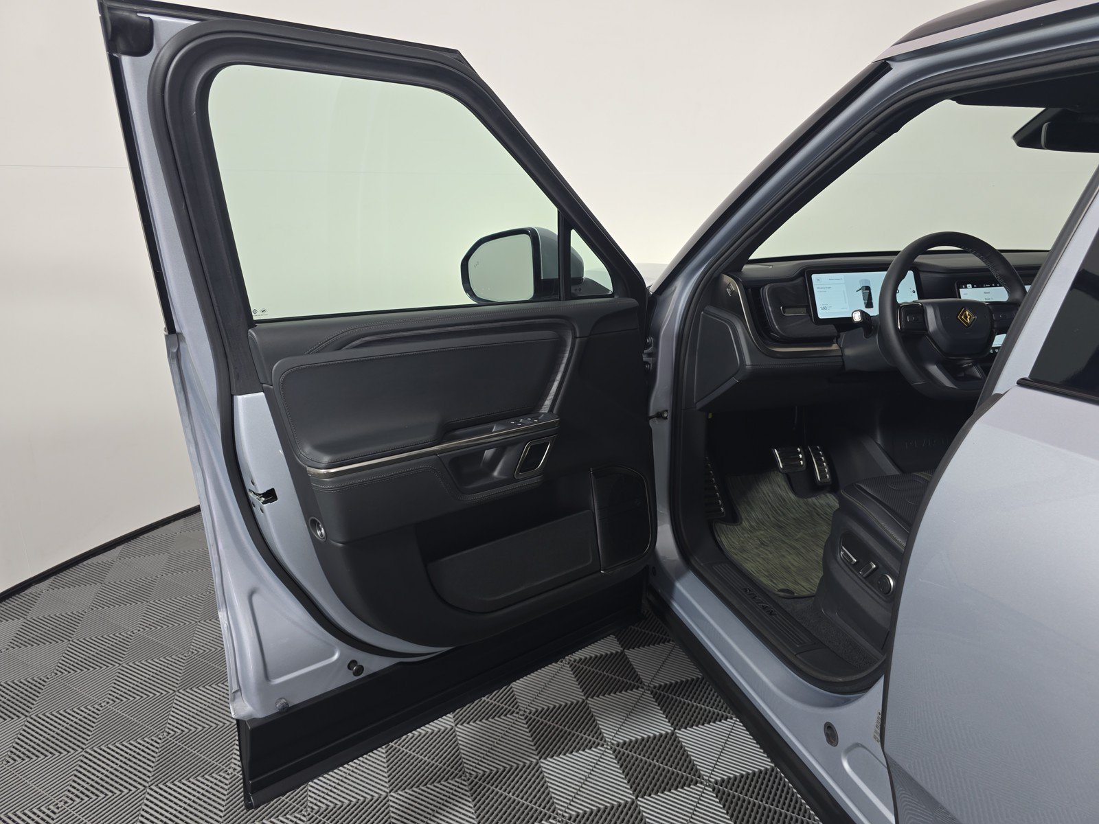 Used 2024 Rivian R1S Adventure AWD/4WD image 16