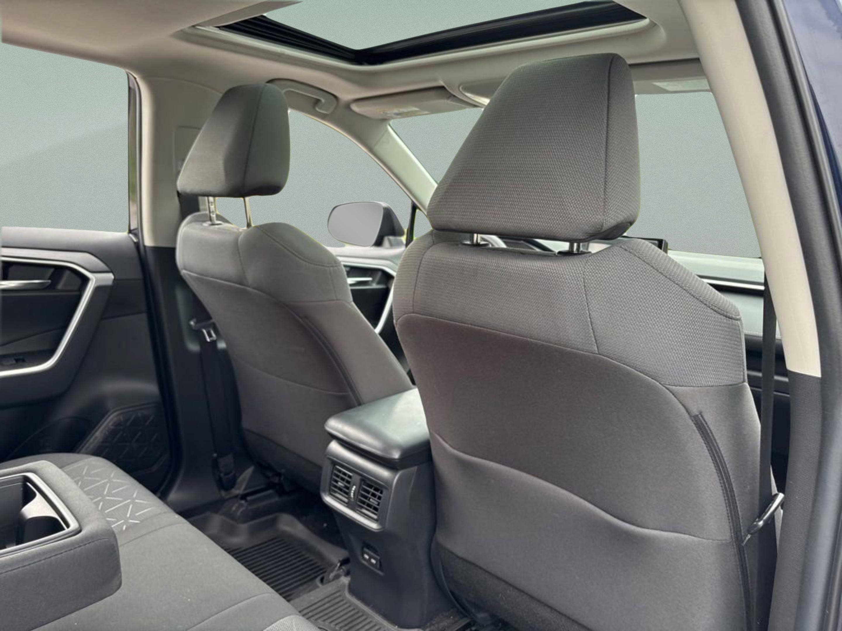 Certified 2022 Toyota RAV4 XLE FWD image 31