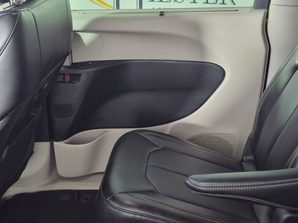 Used 2024 Chrysler Pacifica Touring-L FWD image 27