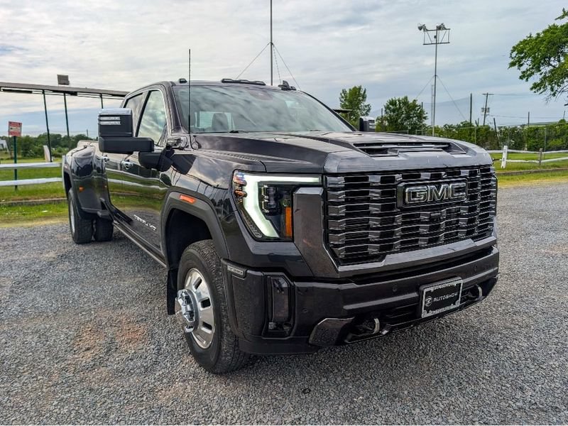 Used 2024 GMC Sierra 3500 Denali Ultimate AWD/4WD image 3