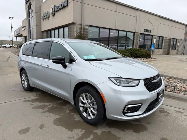 New 2026 Chrysler Pacifica Select AWD/4WD image 1