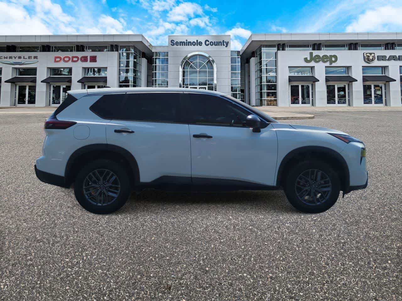 Used 2024 Nissan Rogue S FWD image 9