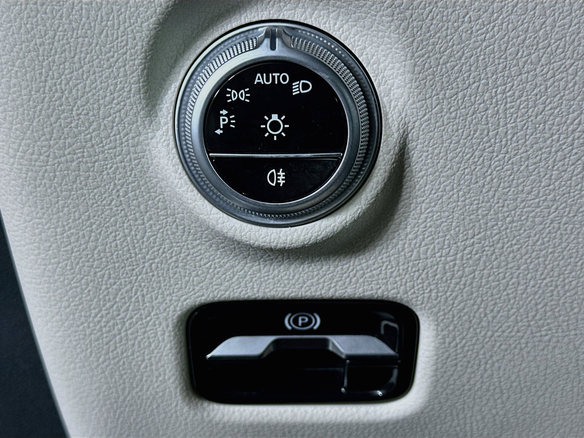 Used 2025 Mercedes-Benz C 300 4MATIC Sedan image 17