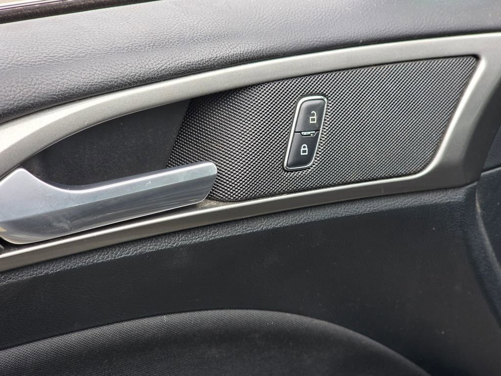 Used 2017 Ford Fusion SE w/ Equipment Group 201A image 10