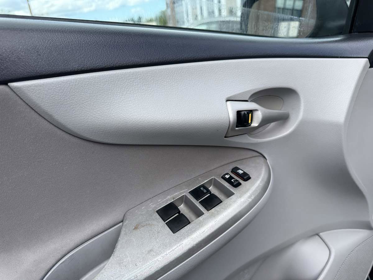 Used 2013 Toyota Corolla LE FWD image 20
