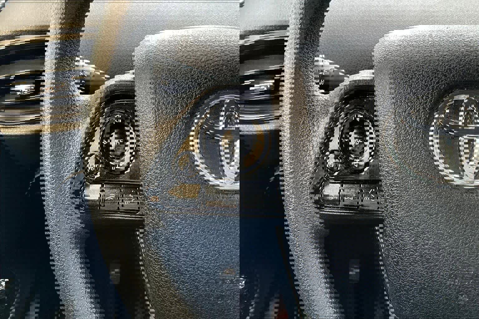 Used 2021 Toyota Prius L Eco image 21