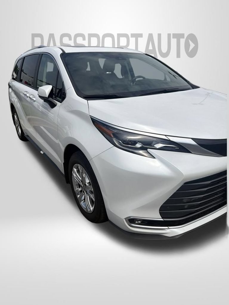 Used 2024 Toyota Sienna Platinum AWD/4WD image 2