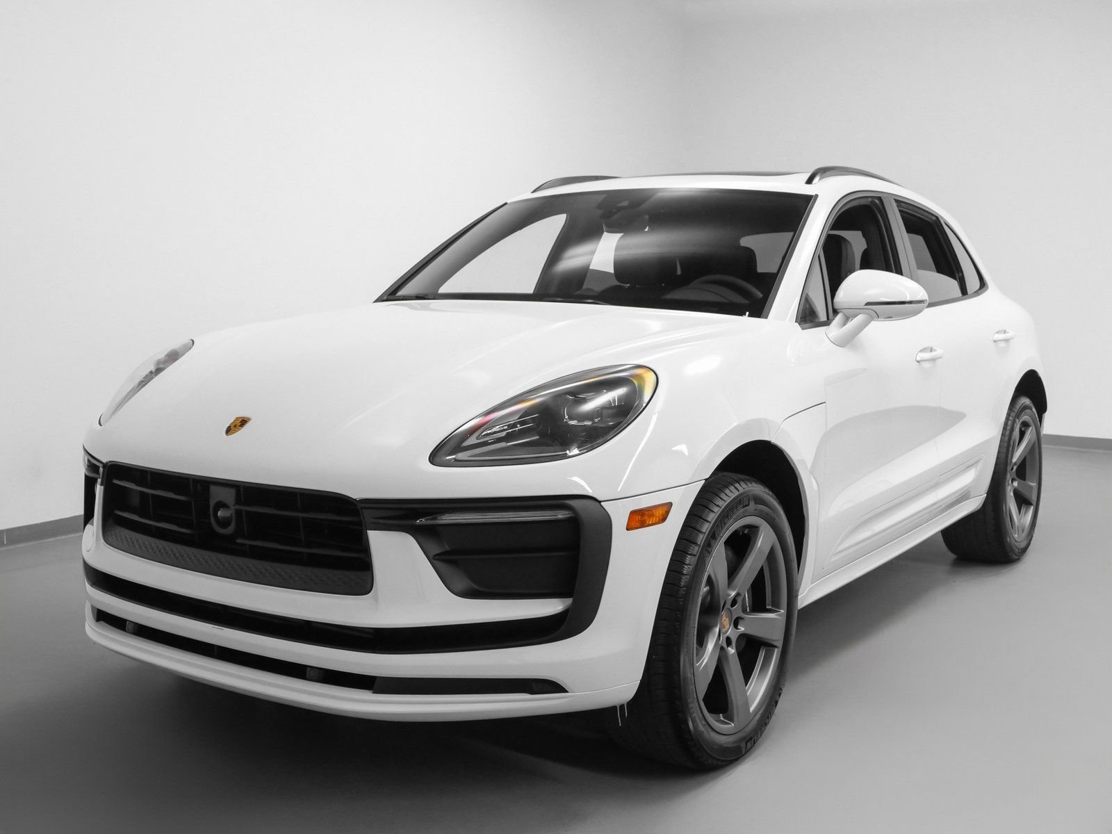Certified 2025 Porsche Macan AWD/4WD image 6