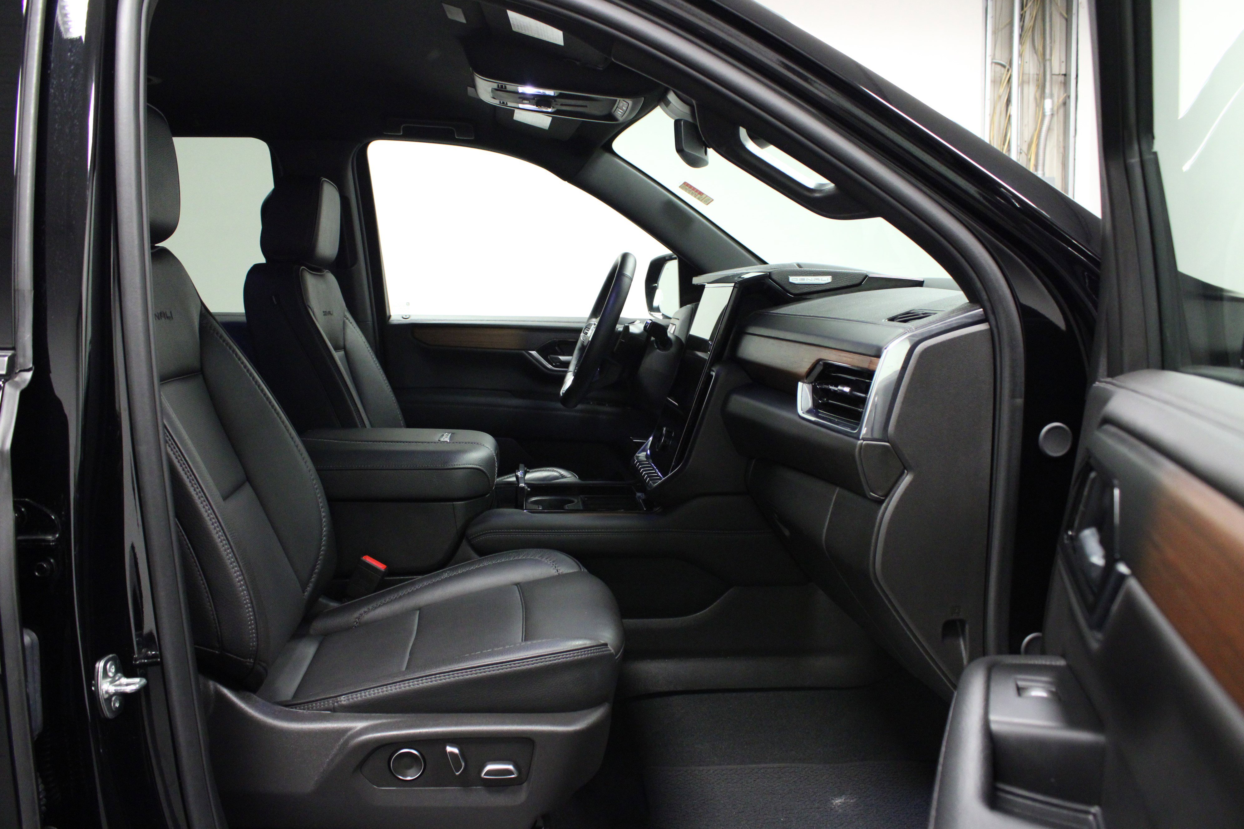 Used 2025 GMC Yukon Denali AWD/4WD image 17