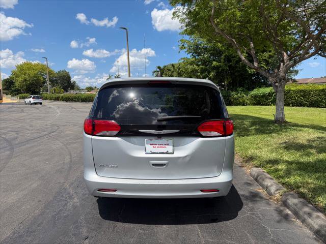 Used 2023 Chrysler Voyager LX FWD image 5