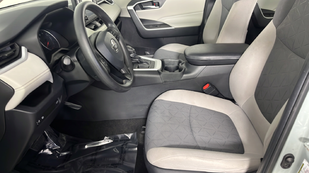 Used 2020 Toyota RAV4 XLE w/ Convenience Package FWD image 16