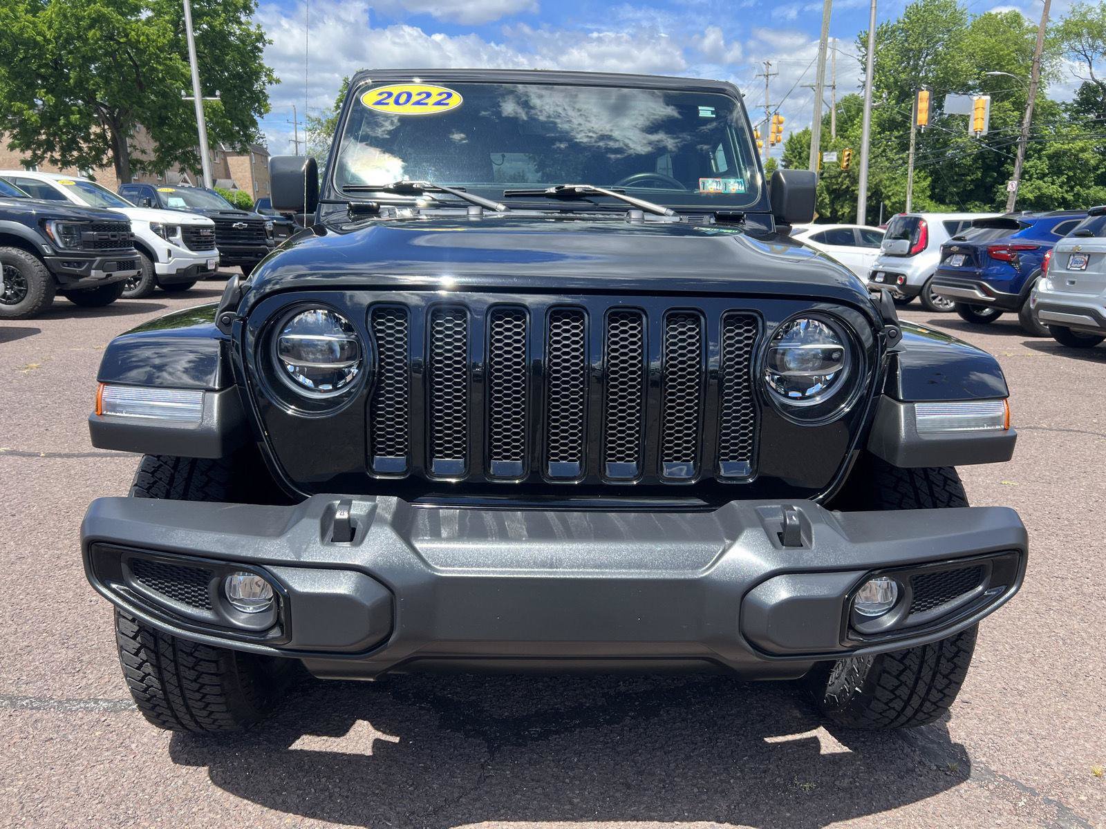 Used 2022 Jeep Wrangler Unlimited Sahara AWD/4WD image 2