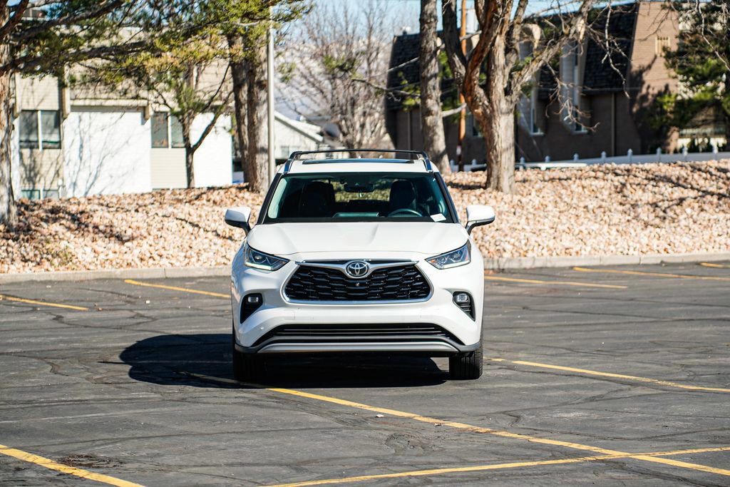 Used 2022 Toyota Highlander Platinum image 2