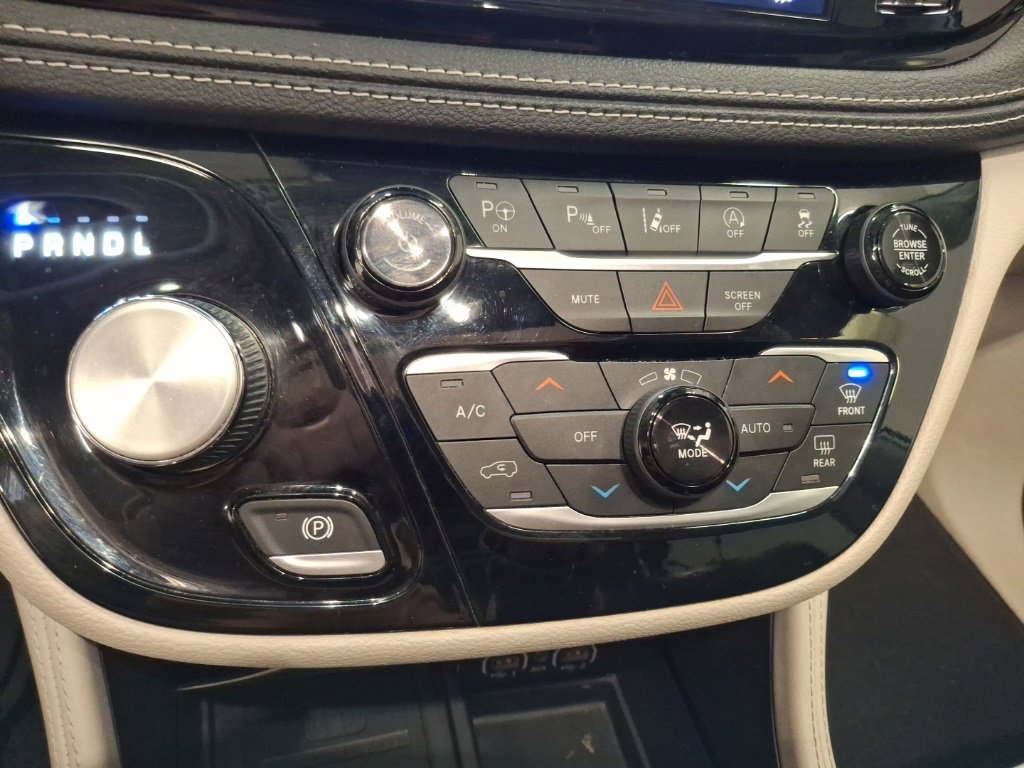 Used 2022 Chrysler Pacifica Limited image 26