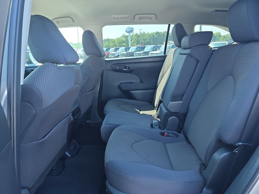 Used 2024 Toyota Highlander LE AWD/4WD image 28